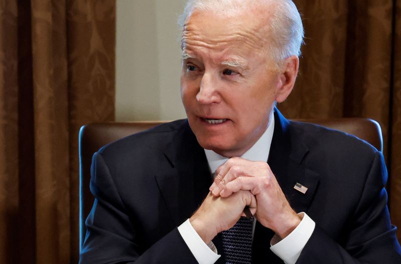 © Reuters. U.S. President Joe Biden speaks as he meets with Defense Secretary Lloyd Austin, Deputy Defense Secretary Kathleen Hicks and other military leaders in the Cabinet Room at the White House in Washington, U.S., April 20, 2022. REUTERS/Jonathan Ernst