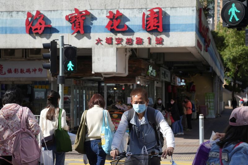 &copy; Reuters. 　香港では２１日、ジム、美容院、テーマパーク、映画館の営業が約４カ月ぶりに再開された。政府が厳格な新型コロナウイルス対策を一部緩和したことが背景。香港で３月撮影（２０２２