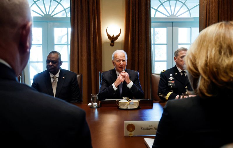 &copy; Reuters. U.S. President Joe Biden is flanked by U.S. Defense Secretary Lloyd Austin and Chairman of the Joint Chiefs of Staff General Mark Milley as he meets with military leaders in the Cabinet Room at the White House in Washington, U.S., April 20, 2022. REUTERS/