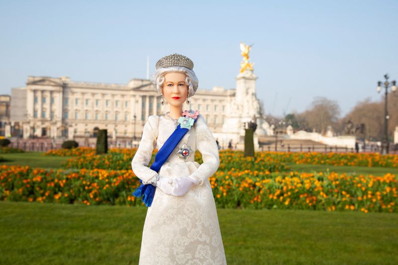 © Reuters. Undated handout photo of the Queen Elizabeth II Barbie doll to mark the British monarch's Platinum Jubilee. Mattel/Handout via REUTERS    THIS IMAGE HAS BEEN SUPPLIED BY A THIRD PARTY. NO RESALES. NO ARCHIVES. NO NEW USE AFTER MAY 22, 2022.