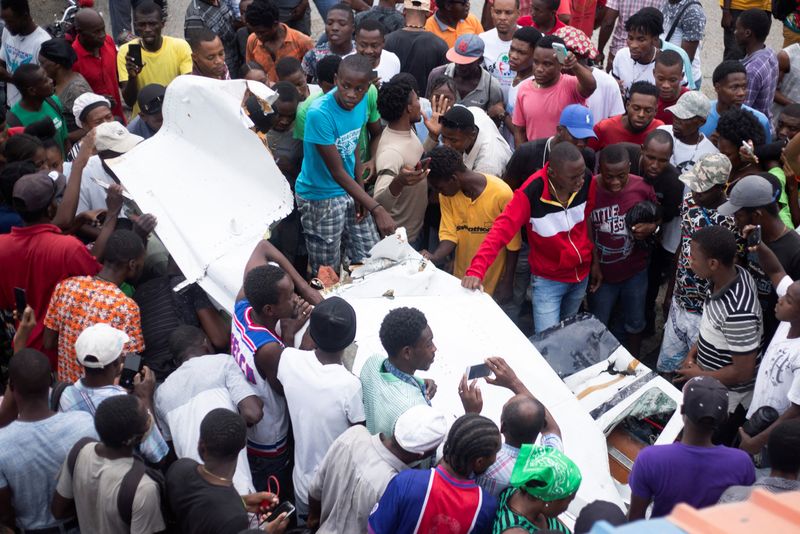&copy; Reuters. Un petit avion s'est écrasé mercredi dans une rue animée de la capitale haïtienne, Port-au-Prince, faisant au moins six morts, dont le pilote. /Photo prise le 20 avril 2022/REUTERS/Lutherson Leon
