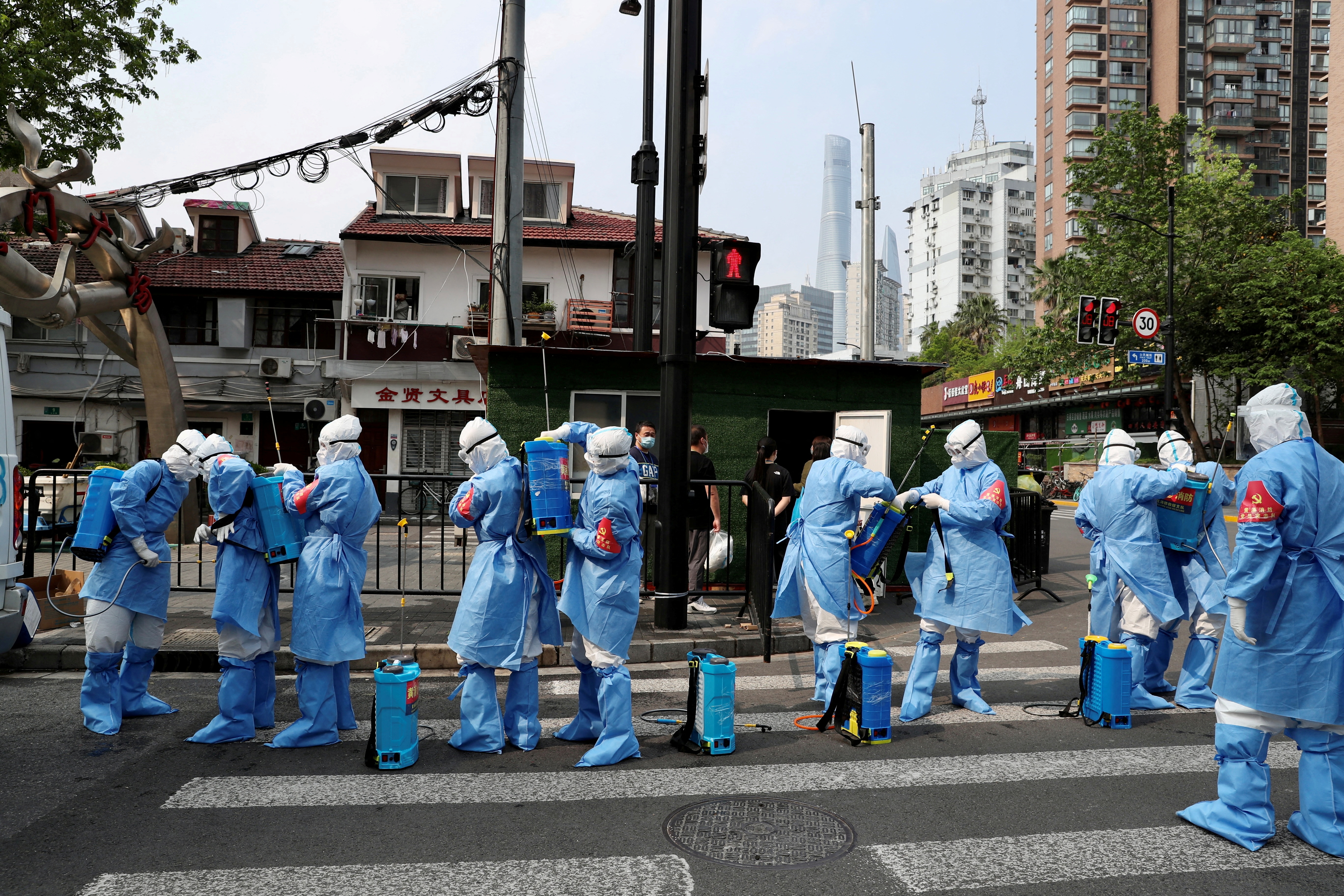 &copy; Reuters. Workers in protective suits prepare to disinfect a residential compound in Huangpu district, following the coronavirus disease (COVID-19) outbreak in Shanghai, China April 20, 2022. China Daily via REUTERS  