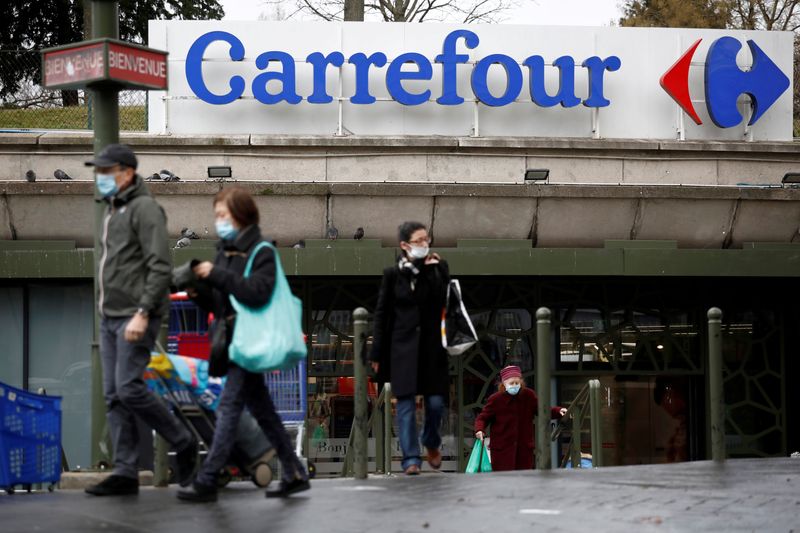 &copy; Reuters. FILE PHOTO: Shoppers wearing face masks leave a Carrefour hypermarket store in Paris, France, January 14, 2021. REUTERS/Benoit Tessier