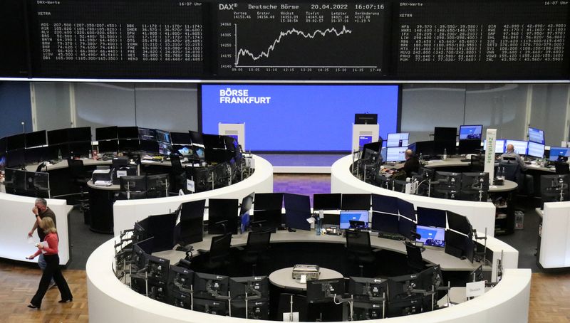 &copy; Reuters. FOTO DE ARCHIVO: El gráfico del índice de precios alemán DAX en una pantalla en el interior de la Bolsa de Fráncfort, Alemania, el 20 de abril de 2022. REUTERS/Personal