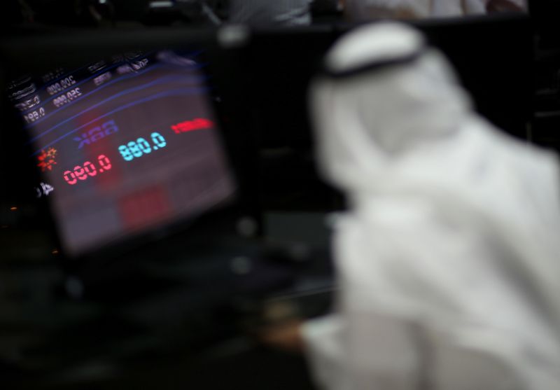 &copy; Reuters. انعكاس سوق الأسهم على شاشة متداول يراقب سوق الأسهم المالية في المنامة. صورة من أرشيف رويترز