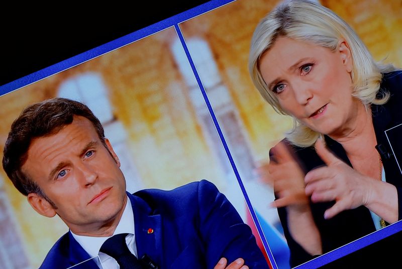 &copy; Reuters. Les entourages d'Emmanuel Macron et de Marine Le Pen ont fait bloc autour de leur candidat jeudi, au lendemain du débat d'entre-deux-tours de l'élection présidentielle. /Photo prise le 20 avril 2022/REUTERS/Christian Hartmann