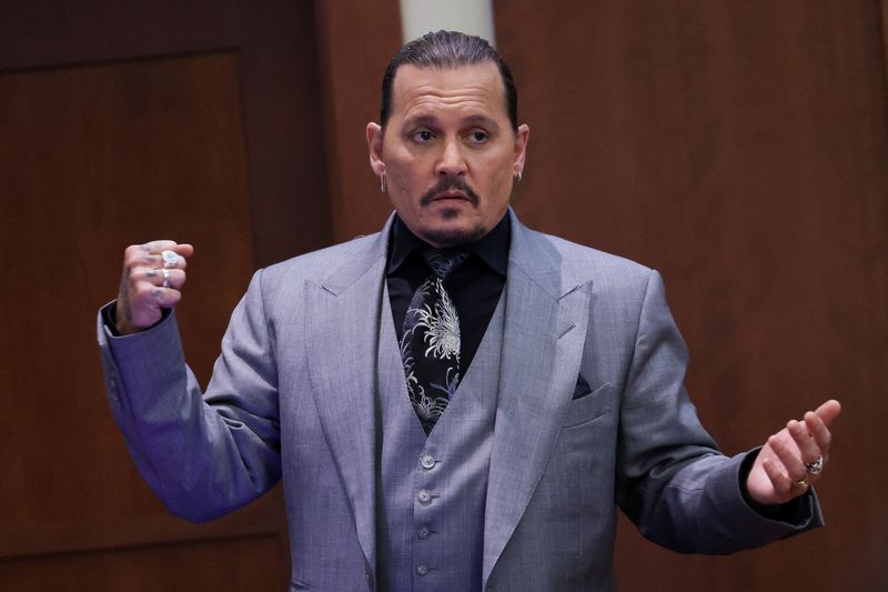 &copy; Reuters. Actor Johnny Depp demonstrates what he claims was an alleged attack by his ex-wife Amber Heard as he testifies during his defamation trial against Heard, at the Fairfax County Circuit Courthouse in Fairfax, Virginia, U.S., April 20, 2022. REUTERS/Evelyn H