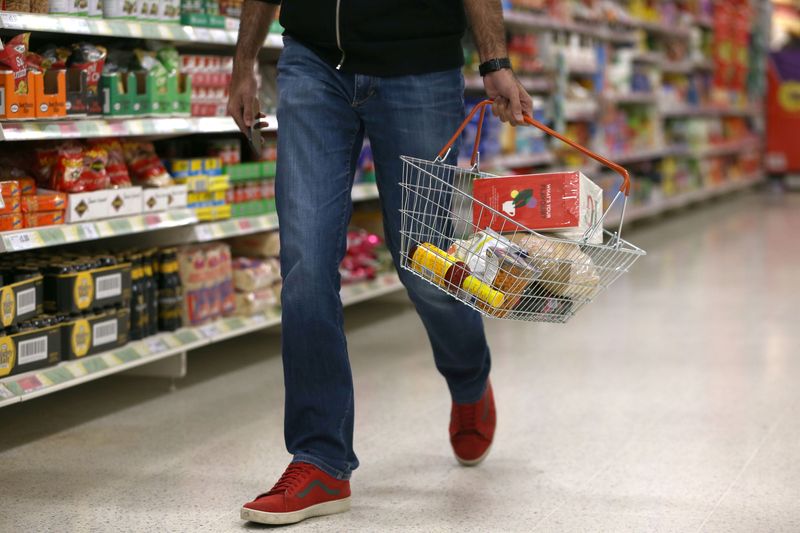 © Reuters. FILE PHOTO: A shopper carries a basket in a supermarket in London, Britain April 11, 2017. REUTERS/Neil Hall