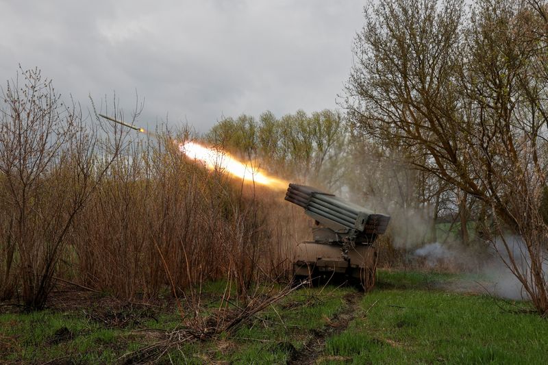 &copy; Reuters. أفراد من الجيش الأوكراني يطلقون صاروخا جراد من منظومة إطلاق صواريخ متعددة ف يمنطقة خاركيف بأوكرانيا يوم الأربعاء. تصوير: سيرهي نوزنينكو-روي