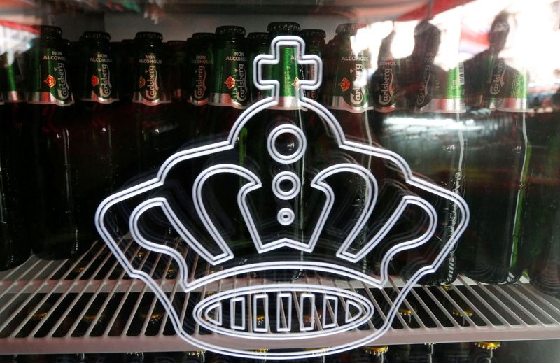 &copy; Reuters. FILE PHOTO: Bottles of Carlsberg beer are seen in fridge in a bar in St. Petersburg June 17, 2014. REUTERS/Alexander Demianchuk