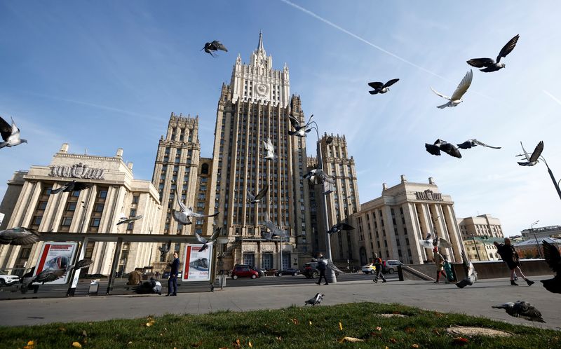 &copy; Reuters. حمائم تطير أمام مقر وزارة الخارجية الروسية في موكسو في صورة من أرشيف رويترز.