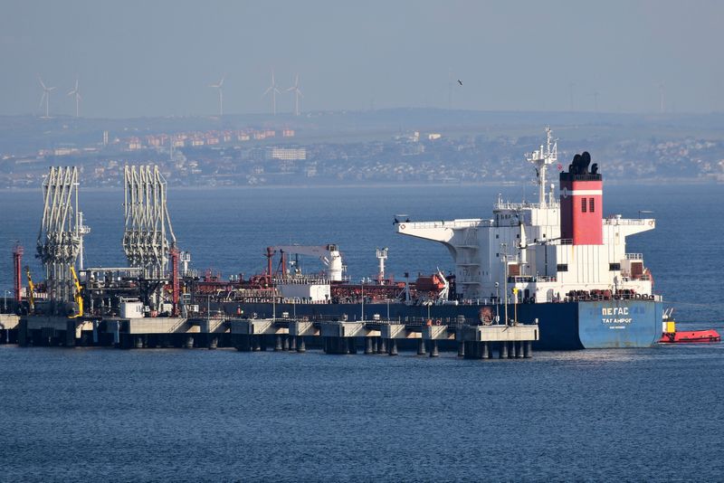&copy; Reuters. ギリシャ沿岸警備隊は２１日、欧州連合（ＥＵ）の対ロ制裁に基づき差し押さえたロシアのタンカーが解放されると明らかにした。ロシア船籍のタンカー「ペガス」、トルコで１月撮影。（