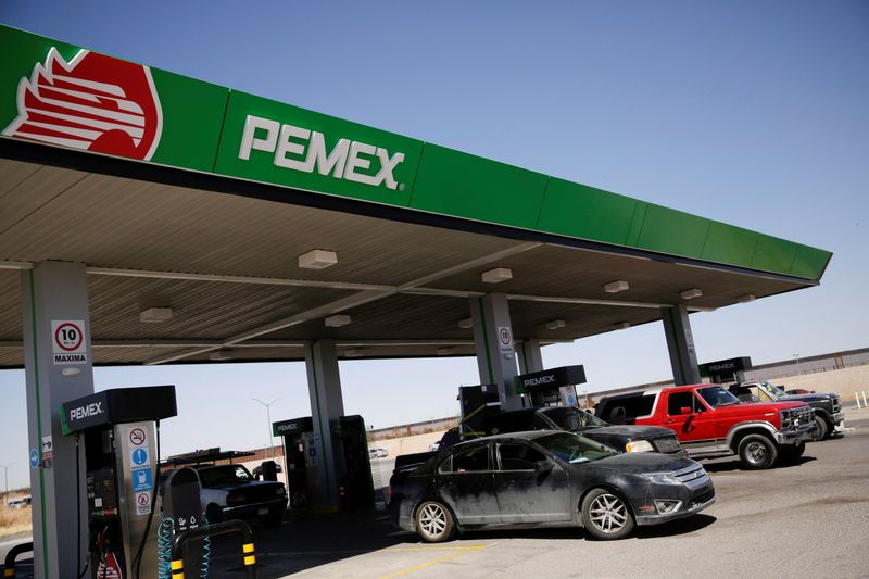 &copy; Reuters. Imagen de archivo de vehículos junto a dispensadores de combustible en una estación de servicio de la compañía Petróleos Mexicanos (PEMEX) después de que México suspendió el subsidio a la gasolina por una semana en la frontera con Estados Unidos, 