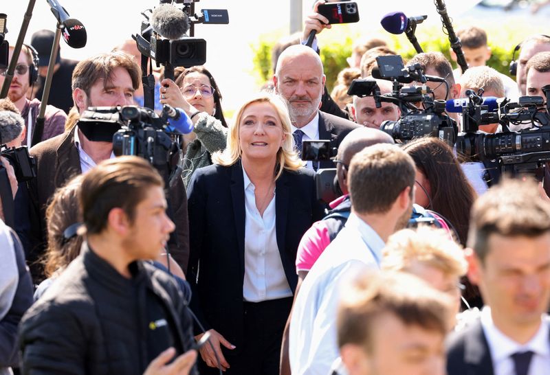 &copy; Reuters. Marine Le Pen a estimé jeudi qu'un nouveau mandat d'Emmanuel Macron serait "un saccage social", après un premier mandat "dévastateur" pour les Français. /Photo prise le 21 avril 2022/REUTERS/Yves Herman