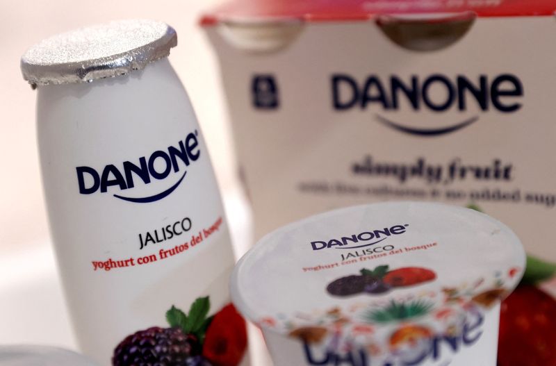 &copy; Reuters. Imagen de archivo del logo de la compañía en productos exhibidos antes de la presentación de los resultados anuales de 2019 del grupo de alimentos francés Danone en París