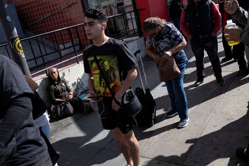 &copy; Reuters. FILE PHOTO: People wait in line to cross the San Ysidro Port of Entry of the Mexico-U.S. border, as the U.S. reopens air and land borders to coronavirus disease (COVID-19) vaccinated travellers for the first time since the COVID-19 restrictions were impos