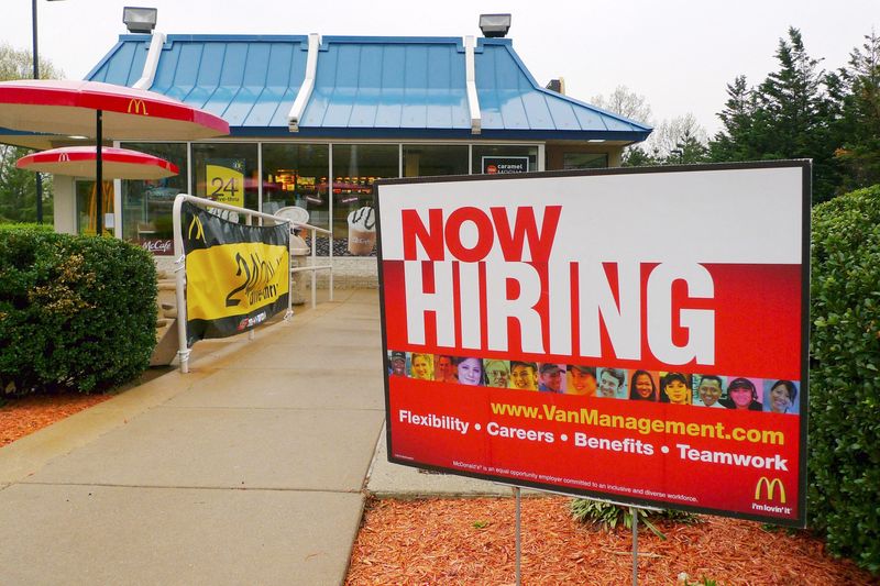 &copy; Reuters. Un panneau d'embauche est visible devant un restaurant McDonald's à FairOaks, en Virginie. Les inscriptions au chômage ont légèrement diminué aux Etats-Unis la semaine dernière, à 184.000 contre 186.000 (révisé) la semaine précédente, a annonc