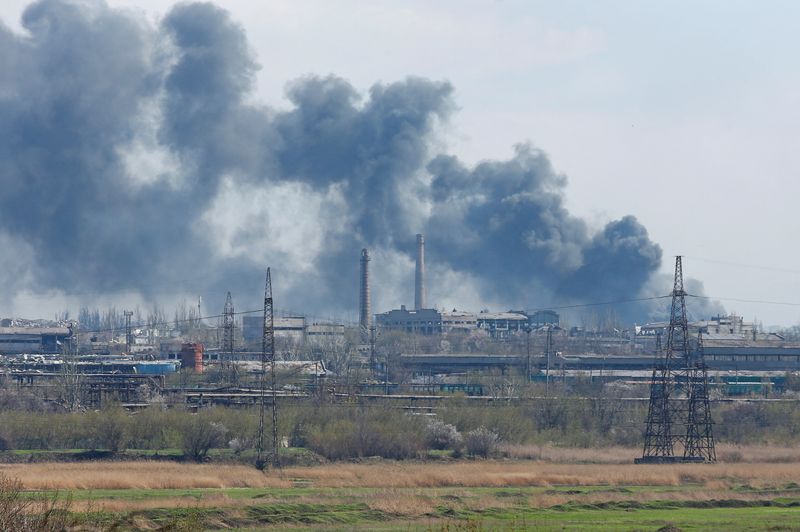 &copy; Reuters. Fumo dall'impianto siderurgico Azovstal a Mariupol. REUTERS/Alexander Ermochenko