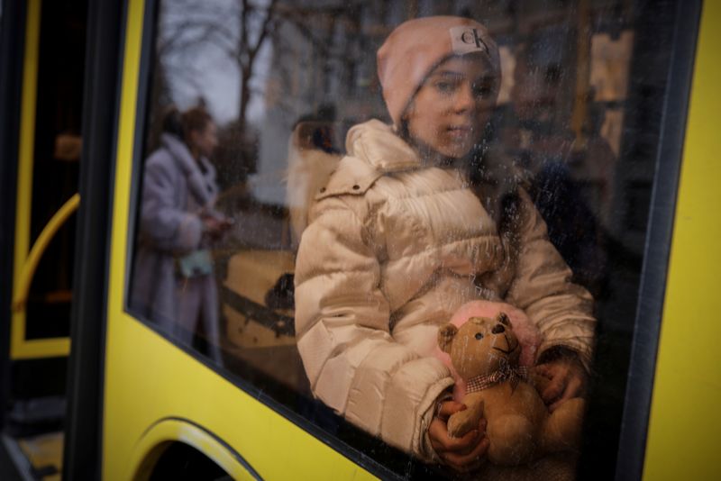 &copy; Reuters. فتاة تجلس داخل حافلة للنازحين في اوكرانيا يوم 13 مارس اذار 2022. تصوير: توماس بيتر - رويترز. 