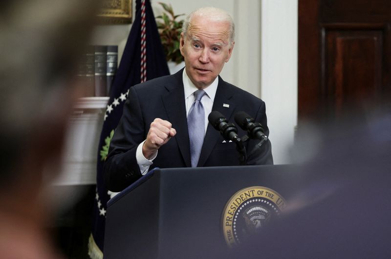 &copy; Reuters. U.S. President Joe Biden announces an additional $800 million security assistance package for Ukraine as he delivers an update on U.S. efforts related to Russia's invasion, during a speech in the Roosevelt Room at the White House in Washington, U.S., Apri
