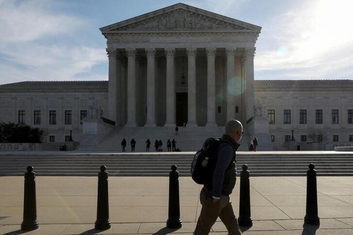 © Reuters. FOTO DE ARCHIVO: Una persona camina por el edificio de la Corte Suprema de EEUU en Washington, EEUU REUTERS/Emily Elconin/Foto de Archivo