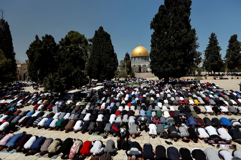 &copy; Reuters. فلسطينيون يؤدون الصلاة في الحرم المقدسي بالقدس يوم 15 أبريل نيسان 2022. تصوير: عمار عوض - رويترز. 