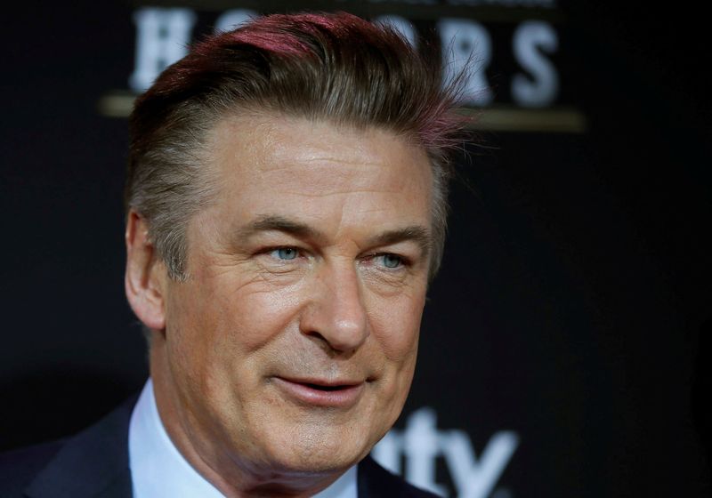 &copy; Reuters. Imagen de archivo del anfitrión Alec Baldwin llegando a la segunda ceremonia anual de reconocimientos de la NFL en Nueva Orleans, Luisiana, Estados Unidos. 2 de febrero, 2013. REUTERS/Lucy Nicholson/Archivo