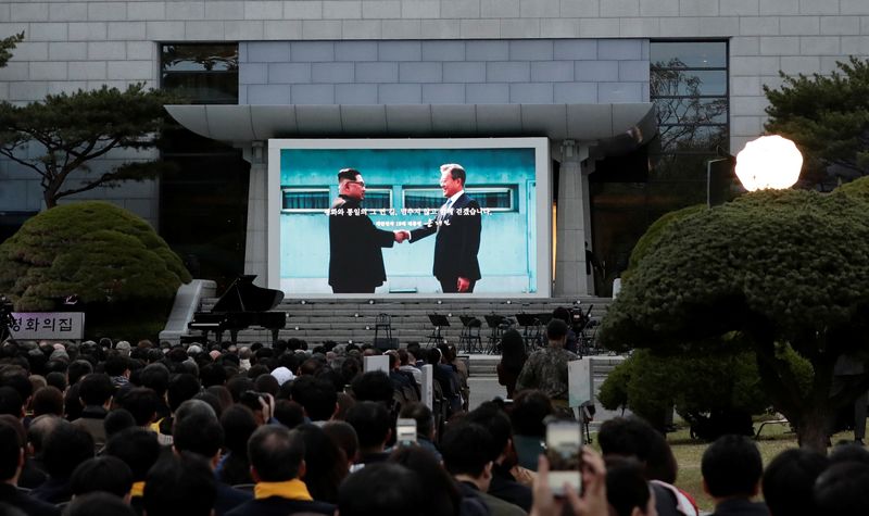 &copy; Reuters. IMAGEN DE ARCHIVO: Una pantalla que muestra una imagen del presidente de Corea del Sur, Moon Jae-in, y el líder de Corea del Norte, Kim Jong Un, se ve durante una ceremonia para conmemorar el primer aniversario de la declaración de Panmunjom que se llev