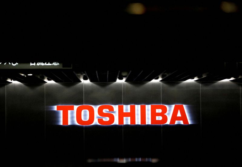 &copy; Reuters. FILE PHOTO: Toshiba Corp's logo is seen at the company's facility in Kawasaki, Japan June 10, 2021. REUTERS/Kim Kyung-Hoon