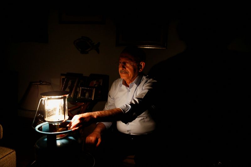 &copy; Reuters. كمال كليجدار أوغلو زعيم حزب الشعب الجمهوري المعارض في تركيا يمكث في الظلام بعد أن تم قطع الكهرباء عن منزله في أنقرة يوم الخميس. صورة لرويترز.