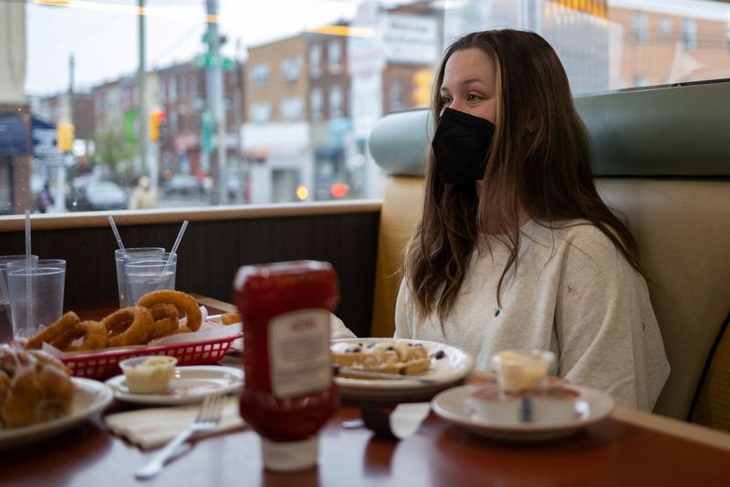 &copy; Reuters. A customer dines at a restaurant as the indoor mask mandate is reinstated to prevent the spread of the coronavirus disease (COVID-19), in Philadelphia, Pennsylvania, U.S., April 18, 2022.  REUTERS/Hannah Beier