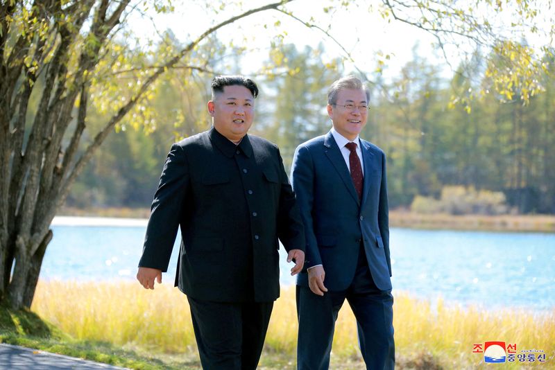 &copy; Reuters. Le dirigeant nord-coréen Kim Jong-un (gauche) a échangé des courriers avec le président sud-coréen sortant Moon Jae-in (droite), remerciant ce dernier des efforts qu'il avait fait pour améliorer les relations entre les deux pays, rapporte vendredi l