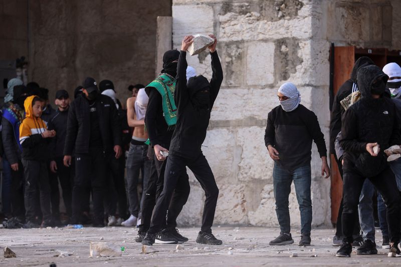 © Reuters. محتجون فلسطينيون يشتبكون مع قوات الأمن الإسرائيلية في المجمع الذي يضم المسجد الأقصى في البلدة القديمة بالقدس يوم الجمعة. تصوير: عمار عوض -رويترز.