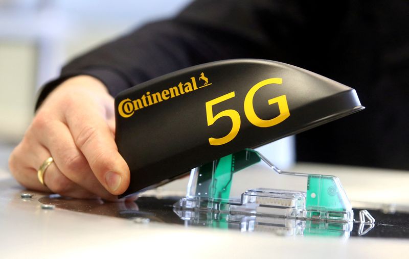 &copy; Reuters. FILE PHOTO: A Continental employee presents a 5G antenna at Continental's pilot location for industry 4.0 applications in Regensburg, Germany, February 28, 2020.  REUTERS/Michael Dalder/File Photo