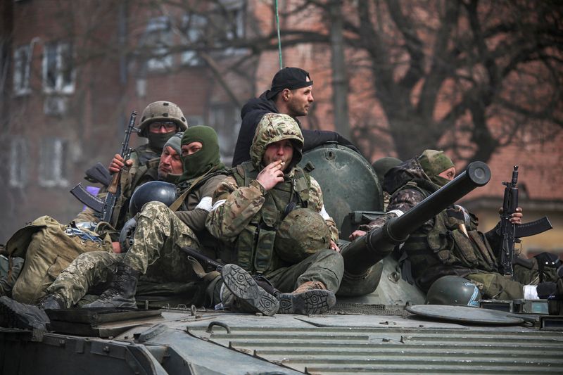 &copy; Reuters. جنود من القوات الموالية لروسيا فوق عربة مدرعة في مدينة ماريوبول الساحلية بأوكرانيا يوم الخميس. تصوير: جنجيس كونداروف - رويترز