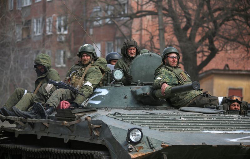 &copy; Reuters. Hombres armados de las fuerzas prorrusas sentadas en la cubierta de un vehículo acorazado duranta la invasión rusa de Ucrania en Mariúpol, Ucrania, el 21 de abril de 2022. REUTERS/Chingis Kondarov