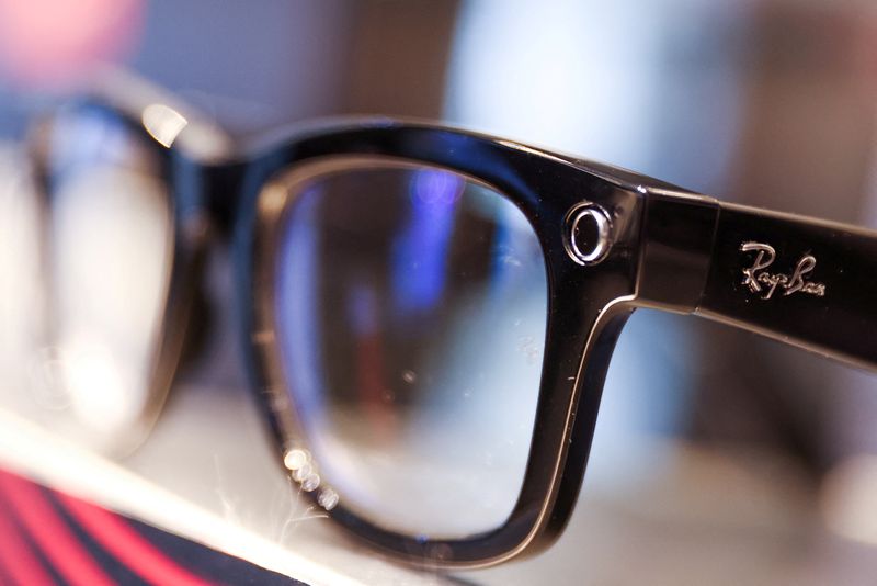 © Reuters. FILE PHOTO: A Ray-Ban sunglass frame is pictured for sale in a Sunglass Hut, both brands owned by EssilorLuxottica SA, in Manhattan, New York City, U.S., November 30, 2021. REUTERS/Andrew Kelly/File Photo