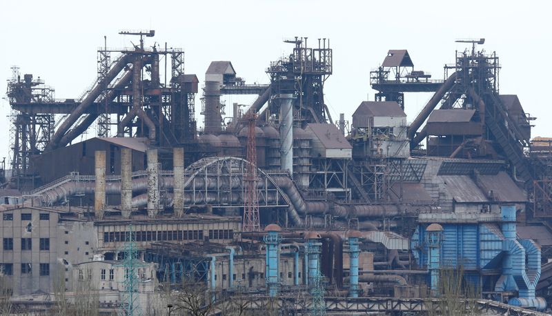 &copy; Reuters. مصنع أزوفستال للحديد والصلب خلال الصراع الدائر بين روسيا وأوكرانيا في مدينة ماريوبول جنوبي أوكرانيا في صورة التقطت يوم 21 من أبريل نيسان 2022. 