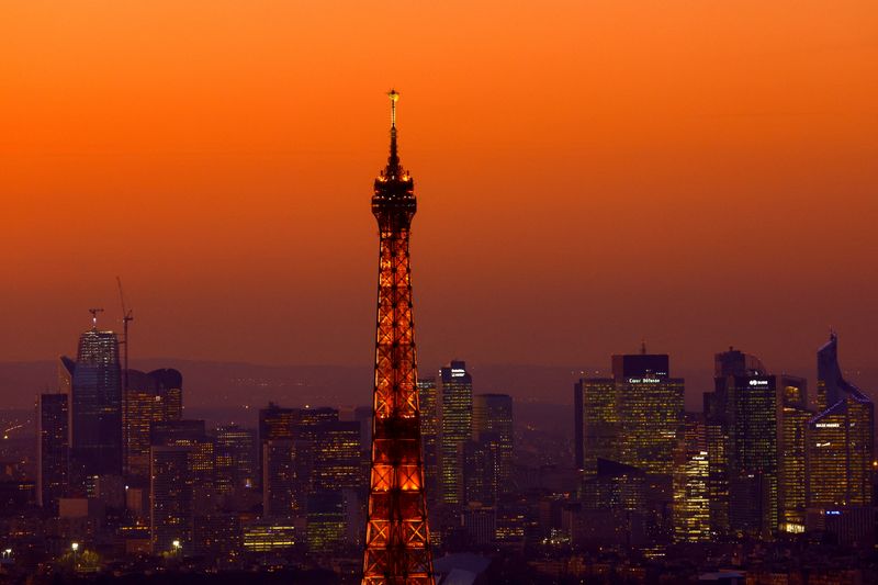 &copy; Reuters. A view at sunset shows the Eiffel Tower and the financial and business district of La Defense in Puteaux near Paris, France, February 9, 2022. REUTERS/Gonzalo Fuentes