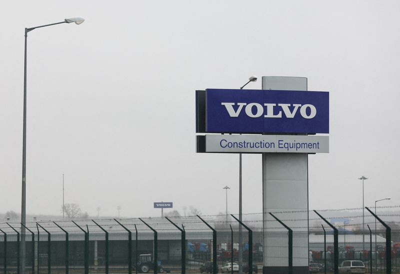 &copy; Reuters. Le constructeur suédois de poids lourds AB Volvo a fait état vendredi d'une hausse surprise de son bénéfice au premier trimestre, alors que le groupe jongle entre une forte demande du marché et une chaîne d'approvisionnement tendue qui limite sa cap