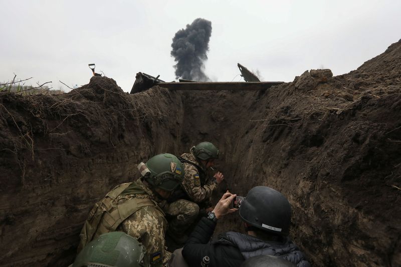 &copy; Reuters. Un grupo de zapadores destruye bombas sin explotar durante la invasión rusa de Ucrania en la región de Kiev, Ucrania, el 21 de abril de 2022. REUTERS/Mykola Tymchenko