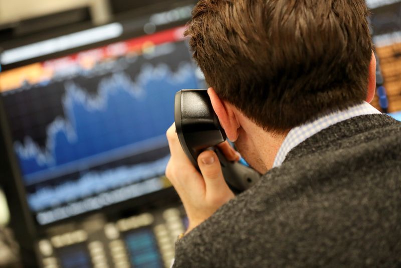 © Reuters. FILE PHOTO: A broker looks at a graph on his computer screen on the dealing floor at ICAP in London, Britain January 3, 2018. REUTERS/Simon Dawson