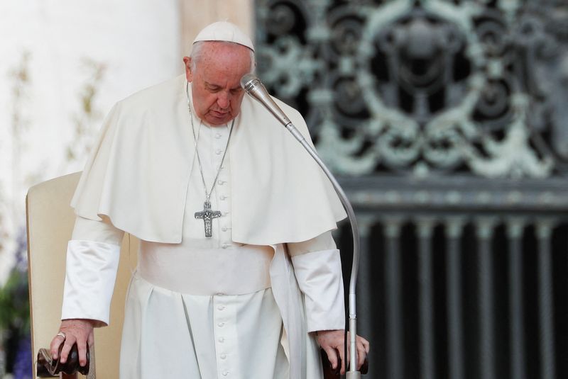 &copy; Reuters. البابا فرانسيس يقف لإلقاء عظته الأسبوعية العامة في ساحة القديس بطرس بالفاتيكان يوم 20 من أبريل نيسان 2022. تصوير: ريمو كاسيلي - رويترز