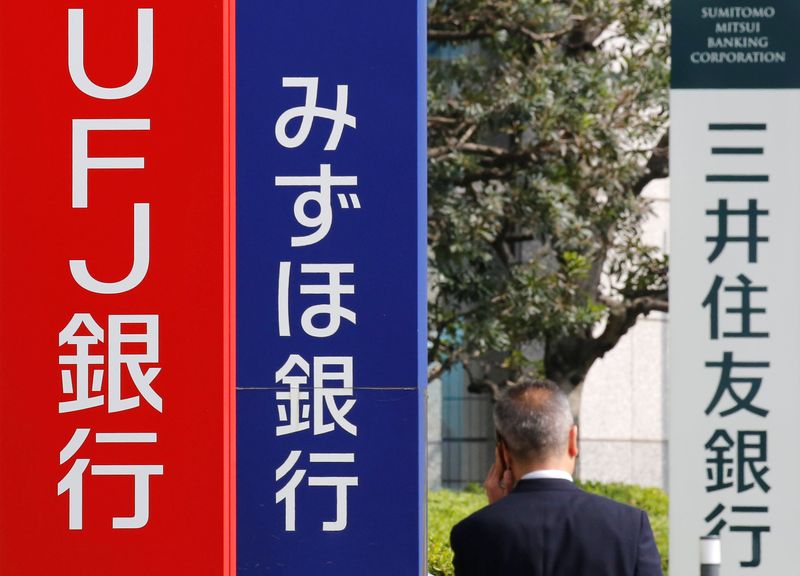 &copy; Reuters. 　４月２２日、日本の大手銀行が収益拡大の機会を求め、米国で信用格付けの低い企業向けの社債引受や協調融資を強化している。写真は。三菱ＵＦＪ銀、みずほ銀、三井住友銀の看板。都