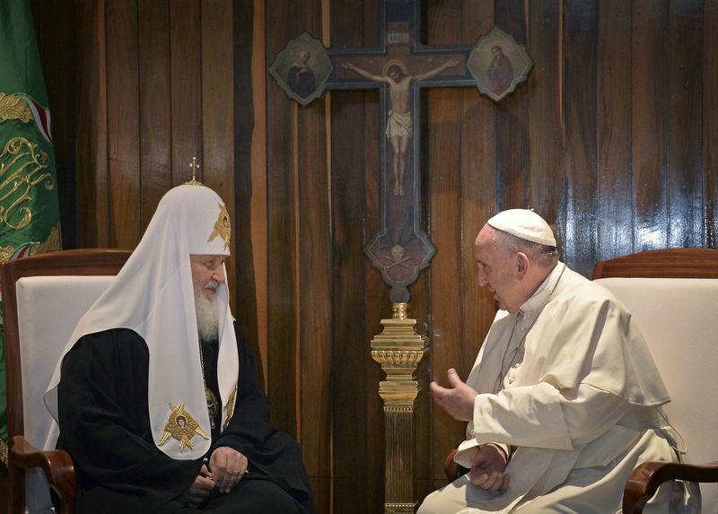 &copy; Reuters. FOTO DE ARCHIVO: El patriarca Kirill de la Iglesia ortodoxa rusa (izquierda) y el papa Francisco de la Iglesia católica durante una reunión celebrada en La Habana, Cuba, el 12 de febrero de 2016. REUTERS/Adalberto Roque