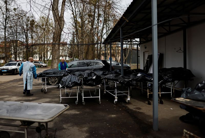&copy; Reuters. FILE PHOTO: Bodies waiting to be identified by their families, amid Russia's invasion of Ukraine, are seen outside the morgue in Bucha, Kyiv region, Ukraine April 20,2022. REUTERS/Zohra Bensemra