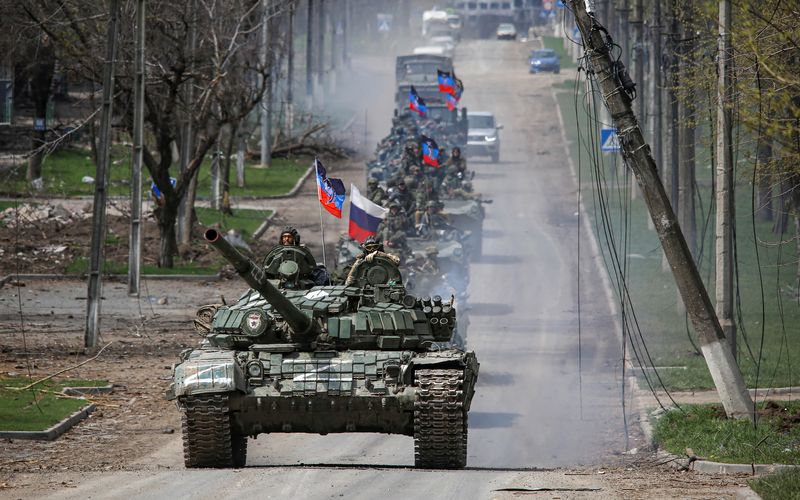 © Reuters. رتل مركبات عسكرية مدرعة لقوات موالية لروسيا يسير في مدينة ماريوبول جنوب أوكرانيا يوم الخميس. تصوير: جنكيز كونداروف - رويترز