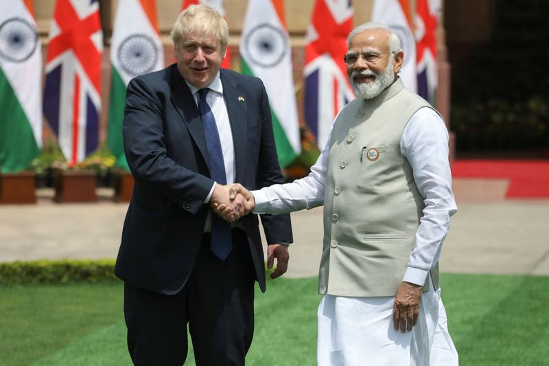 &copy; Reuters. 　４月２２日、英国とインド両政府は、防衛とビジネス協力を強化することで合意した。訪印したジョンソン英首相（写真）は、２国間の自由貿易協定が１０月までにまとまる可能性がある