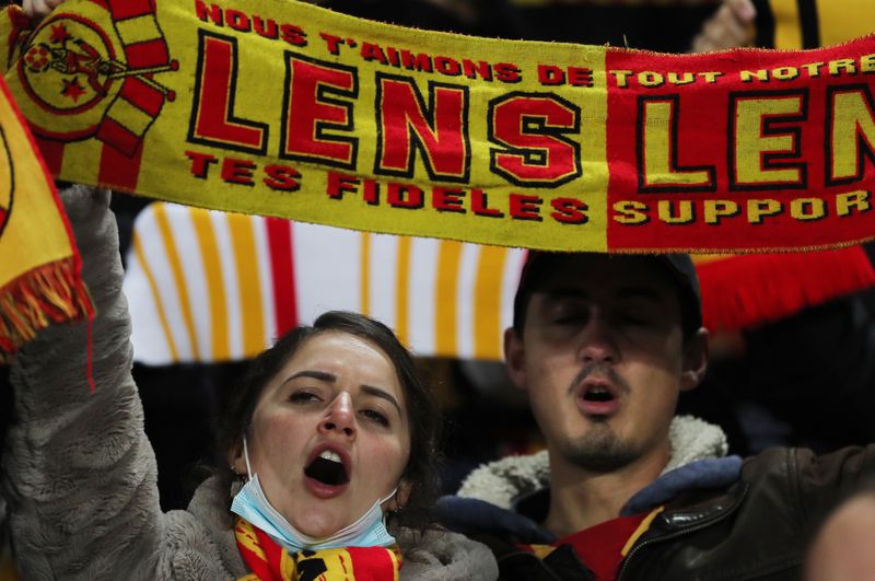 &copy; Reuters. جماهير لانس يرفعون لافتات أثناء مباراة أمام باريس سان جيرمان في دوري الدرجة الأولى الفرنسي لكرة القدم يوم 4 ديسمبر كانون الأول 2021. تصوير: باس