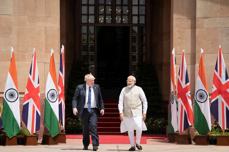 &copy; Reuters. رئيس الوزراء البريطاني بوريس جونسون ونظيره الهندي ناريندرا مودي يسيران قبل اجتماعهما في نيودلهي بالهند يوم 22 أبريل نيسان 2022. صورة من ممثل ل